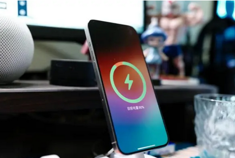 郭河镇苹果15换屏服务分享用什么充电器给iPhone15充电更好 